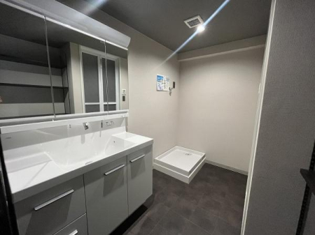 ���ʑ�E���ʏ� ���@�\�I�ł���Ȃ���V���v���ȃX�^�C���̐��ʉ��ϑ�� 