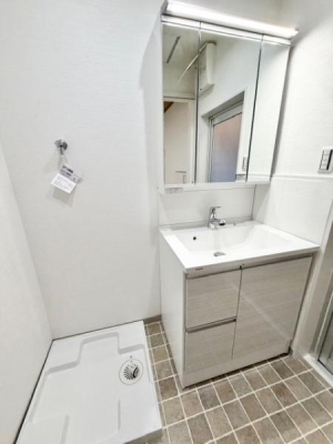 ���ʑ�E���ʏ� �@�\�I�ł���Ȃ���V���v���ȃX�^�C���̐��ʉ��ϑ�� 