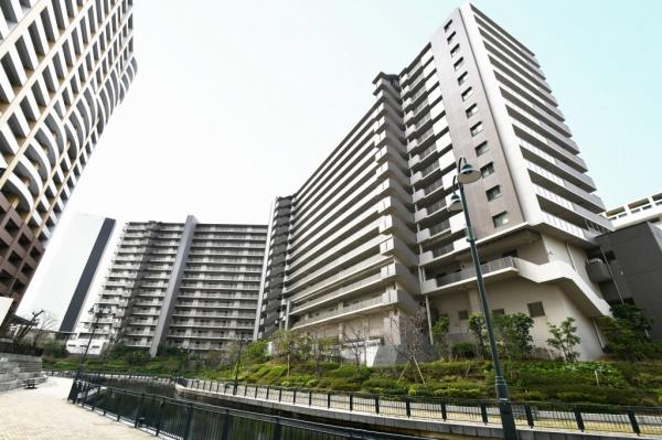 ���n�O�ώʐ^ 2012�N6���ɏv�H�����n��15�K���A���Z�ː�256�˂̍��w��K�̓}���V�����B���p�̖��ߗ��Ēn�ɊJ�����ꂽ�G���A�ɂ���A�������C�Ɍ������ė����L�����悤�Ȕz�u�ɂȂ��ăt�@�~���[�����}���V�����I