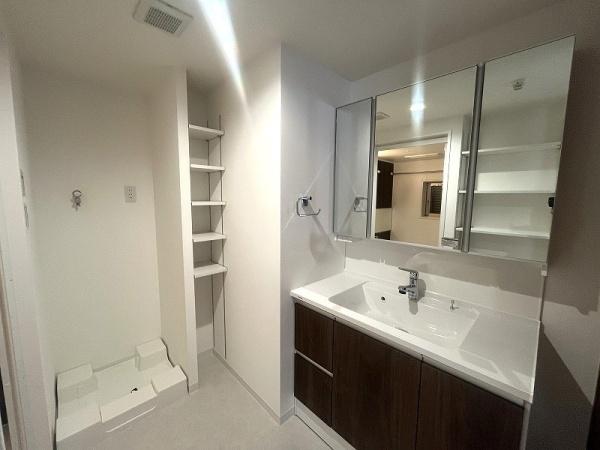 ���ʑ�E���ʏ� �@�\�I�ł���Ȃ���V���v���ȃX�^�C���̐��ʉ��ϑ�� 