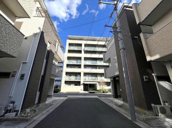 �O�ʓ��H�܂ތ��n�ʐ^ ��������H�̊p�n�ł��B