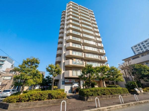 ���n�O�ώʐ^ ����C�{���u�Z�m�]�w�v�k����R���Ő����֗���w�O�ɂ͑��̃X�[�p�[������A�����ɂ͊֐����n�Ղ̃X�[�p�[������܂��B�P�K�͓X�܂⒓�ԏ�Ȃǂ�����