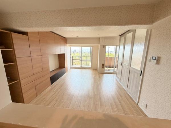 ���r���O �L�b�`������̃��r���O�@���ʐ^�͉��H���Ă���܂��B