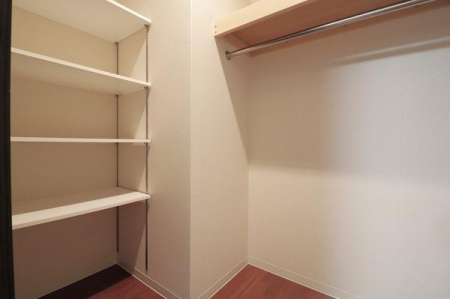 ���[ �E�I�[�N�C���N���[�[�b�g��e�ʂŗm���ȊO�̂��ו��Ȃǎ��v���Ă������̐����X�y�[�X�͂�������ƕЕt���܂��ˁB