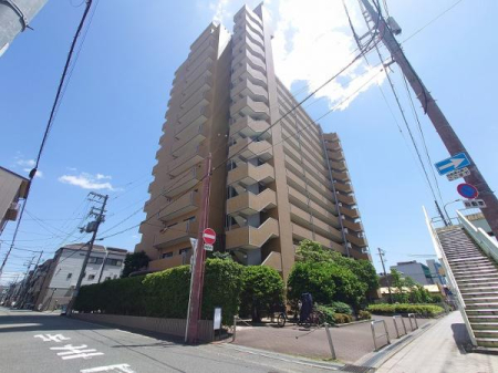 ���n�O�ώʐ^ �~�n�͉w�����ʂ̂��ׂ̋؉����ŁA���ӂ̓}���V������X�܂����ԏ��ƒn��Ńt�@�~���[�����}���V�����������H���ɖʂ��Ă��܂��̂ō̌��E���]�͋ψ�ɗǍD��