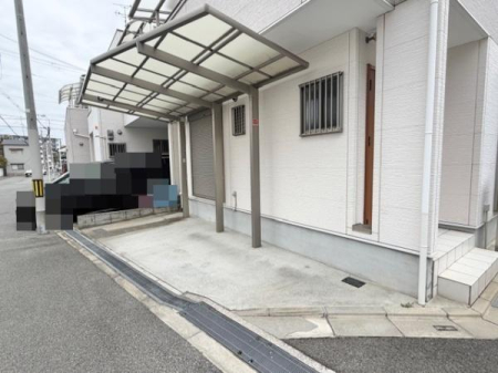 ���ԏ� �傫�ȎԂ���߂�܂��B