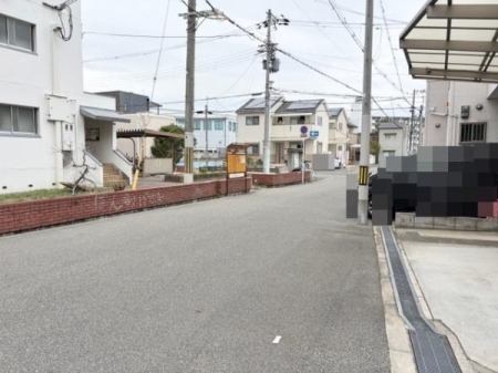 �O�ʓ��H�܂ތ��n�ʐ^ ��ʓ��H�̊p�Ƃł��B