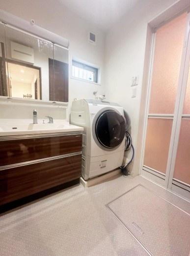 ���ʑ�E���ʏ� �@�\�I�ł���Ȃ���V���v���ȃX�^�C���̐��ʉ��ϑ�� 