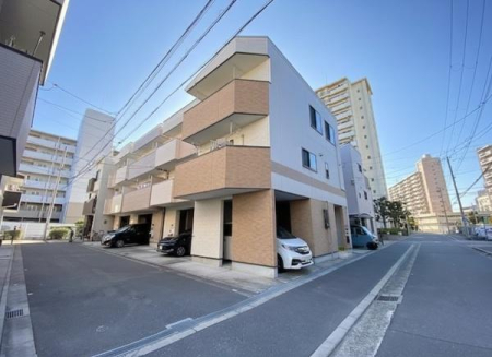 �O�ʓ��H�܂ތ��n�ʐ^ ��������H�̊p�n�ł��B