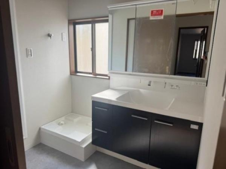 ���ʑ�E���ʏ� �@�\�I�ł���Ȃ���V���v���ȃX�^�C���̐��ʉ��ϑ�� 