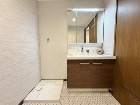 ���ʑ�E���ʏ� �@�\�I�ł���Ȃ���V���v���ȃX�^�C���̐��ʉ��ϑ�� 