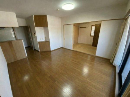 ���r���O ���ʐ^�͉Ƌ�������H���Ă���܂��B