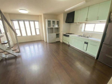 ���r���O ���ʐ^�͉Ƌ�������H���Ă���܂��B