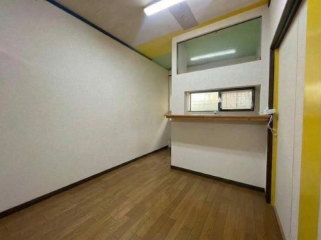 ���r���O ���ʐ^�͉Ƌ�������H���Ă���܂��B