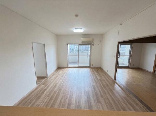 ���r���O �J�E���^�[����̃��r���O�X�y�[�X�@���ʐ^�͉Ƌ�������H���Ă���܂��B