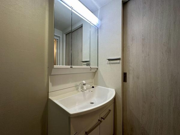 ���ʑ�E���ʏ� �@�\�I�ł���Ȃ���V���v���ȃX�^�C���̐��ʉ��ϑ�B 