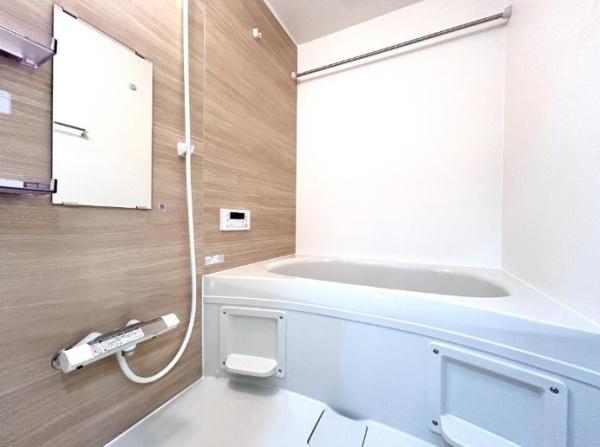 ���� �C���[�W�ʐ^�ɂ��A���i�E�����E�A�͂Ȃǂɂ��ẮA���t�H�[����̌����Ƃ̍��ق������܂��B�قȂ�ꍇ�͌�����D��ƒv���܂��B