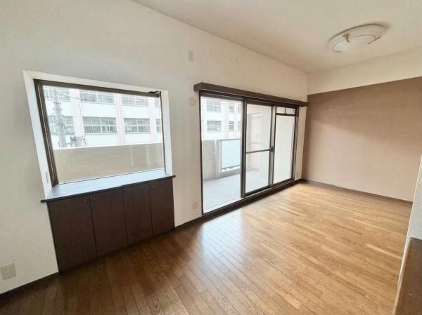 ���r���O -