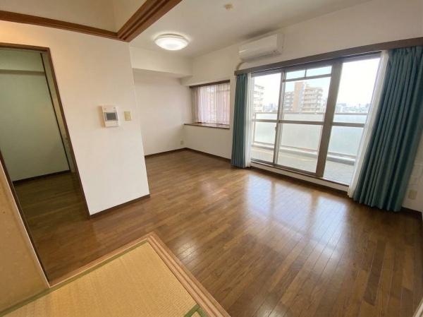 ���r���O ���ʐ^�͉Ƌ�������H���Ă���܂��B