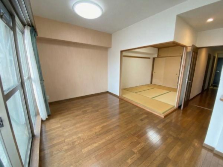 ���r���O ���ʐ^�͉Ƌ�������H���Ă���܂��B