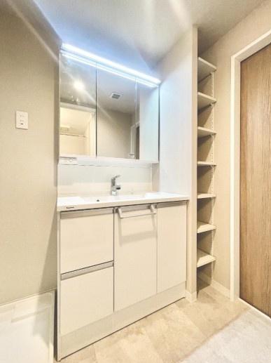 ���ʑ�E���ʏ� �@�\�I�ł���Ȃ���V���v���ȃX�^�C���̐��ʉ��ϑ�B 