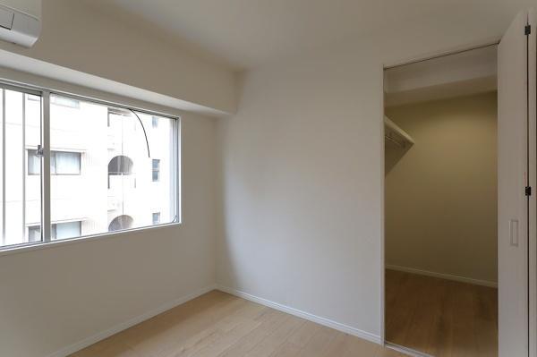 ���[ �N���[�[�b�g�͎��[�͂�����A�Ƌ���������ɒu���Ȃ��Ă��Еt�����o���A���������L���g���܂��ˁB