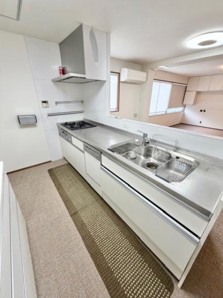 �L�b�`�� �������D���Ɋ������L�X�V�X�e���L�b�`����@���ʐ^�͉��H�������Ă��܂��B
