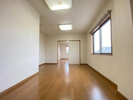 ���r���O ���ʐ^�͉Ƌ�������H���Ă���܂��B