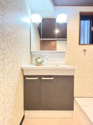 ���ʑ�E���ʏ� �@�\�I�ł���Ȃ���V���v���ȃX�^�C���̐��ʉ��ϑ�B 