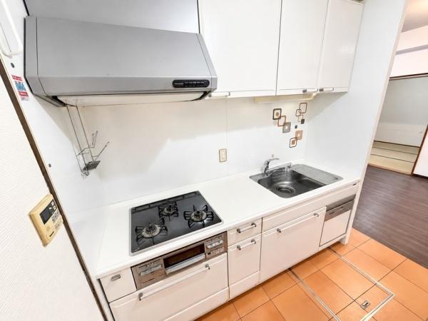 �L�b�`�� �����̕����L����R���R�����́A���̖Z�����Ƃ��͏d�󂵂܂��ˁB���ʐ^�͉Ƌ�������H���Ă���܂��B