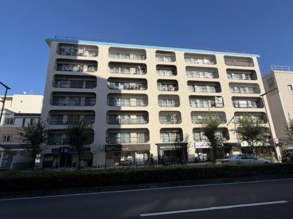 ���n�O�ώʐ^ ��チ�g���䓰�ؐ��u�����v�w�k���T���̍Ŋ��w�B�\�ʂ葤�̂P�K�ɂ͓X�܂������Ă��āA���̒����ɃG���g�����X������܂��B�䓰�ؐ���{�Ŕ~�c�E�Ȃ�΂ցB�s�s�@�\�Ǝ��R����������܂�